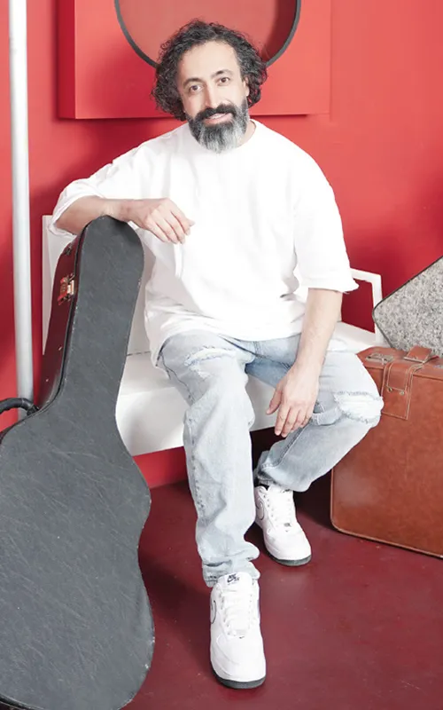 والایار | خواننده